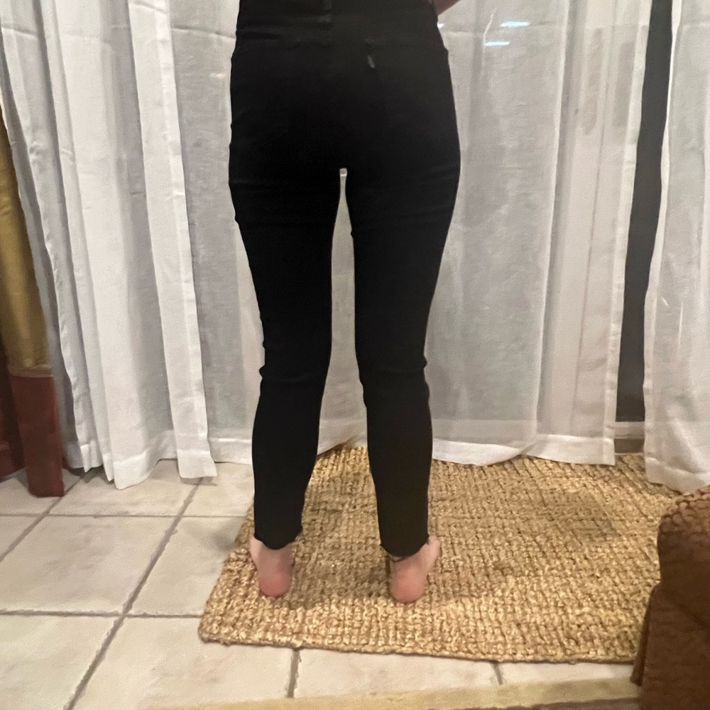 Black Levi’s 721 skinny size 29